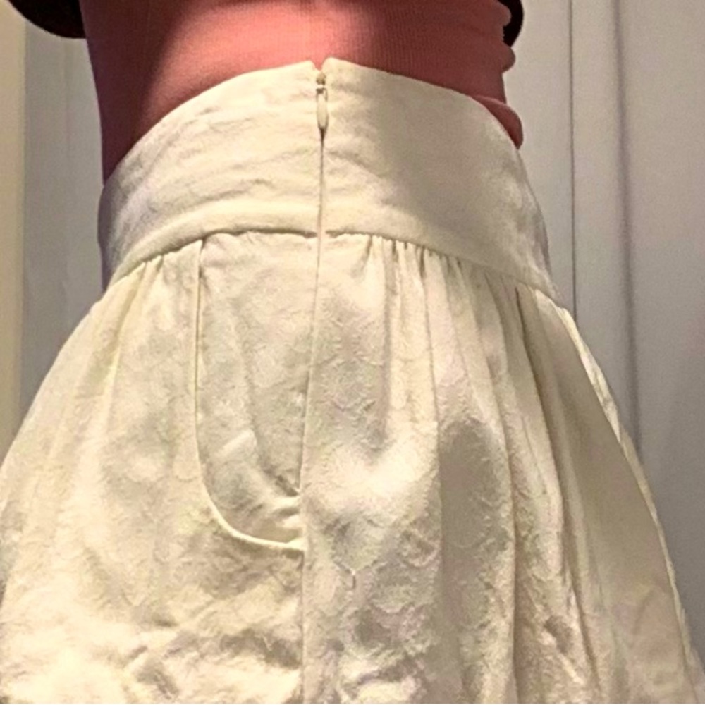 Express Design Studio Off-White Knee Length Skirt with Pockets